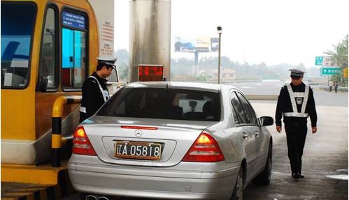 男子使用假證還毒駕，民警一眼識(shí)破